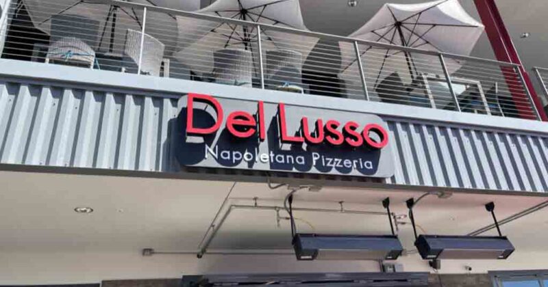 Del Lusso Pizza sign