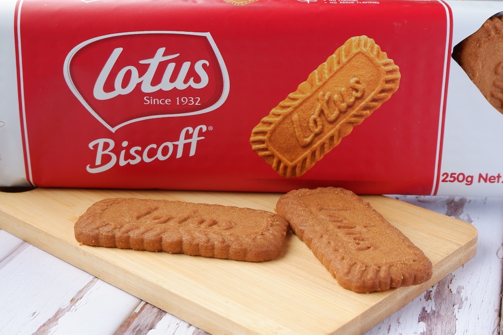 Lotus,Biscoff,Biscuit,On,Wooden,Tray,With,White,Background.,Jakarta,